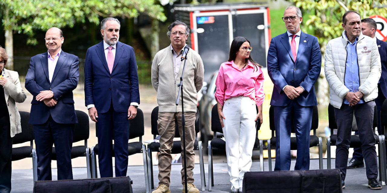Presidente Gustavo Petro propone revivir Telecom como operador estatal